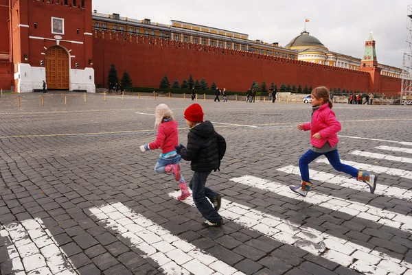 Bambini che corrono nella Piazza Rossa, Mosca — Foto Stock