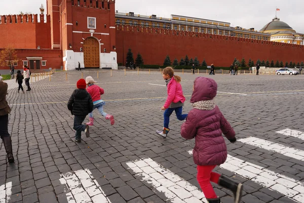 Crianças correndo na Praça Vermelha, Moscou — Fotografia de Stock