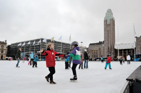 Helsinki, Finlandia, 25 listopada: lodowisko w centrum miasta — Zdjęcie stockowe