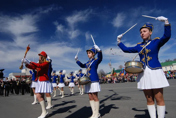 PETROZAVODSK, RÚSSIA, 9 de maio: garotas bateristas no desfile celebr — Fotografia de Stock