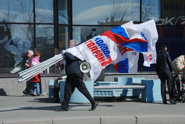 Петрозаводск, РОССИЯ, 1 мая 2009 года: партийный активист имеет мегафон — стоковое фото