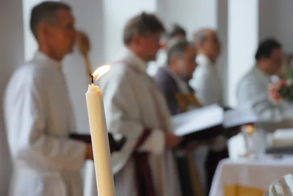 Närbild av ljus, bön tjänst i lutherska kyrkan Royaltyfria Stockbilder