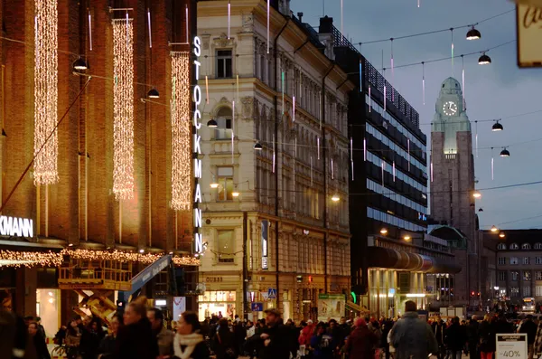 La temporada de Navidad comienza en Helsinki. Las luces de Navidad a — Foto de Stock