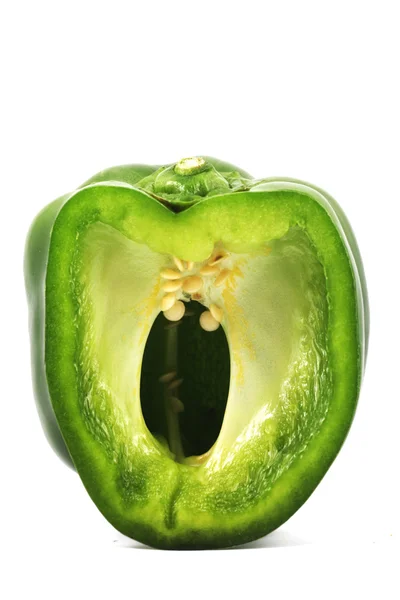 Крупным планом вырезанный зеленый перец — стоковое фото