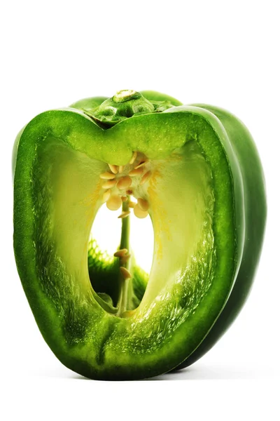 Крупным планом вырезанный зеленый перец — стоковое фото