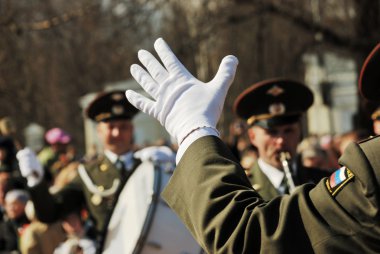 Petrozavodsk, Rusya, 9 Mayıs: üzerinde beyaz eldivenli elinde orkestra şefi