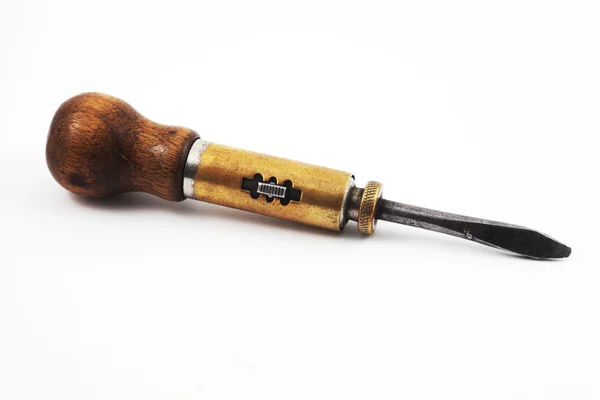 Vintage velha chave de fenda com um mecanismo — Fotografia de Stock