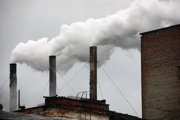Tři kouření továrních komínů — Stock fotografie