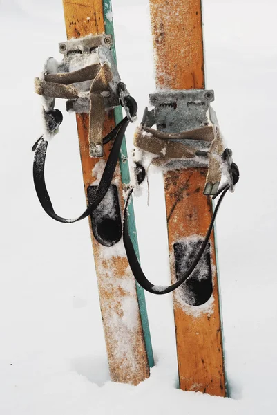 Alte Holzskier im Schnee — Stockfoto
