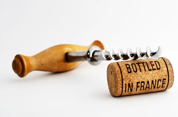 Sztuka korkociąg i wina korka z napisem butelkowane w fran — Zdjęcie stockowe