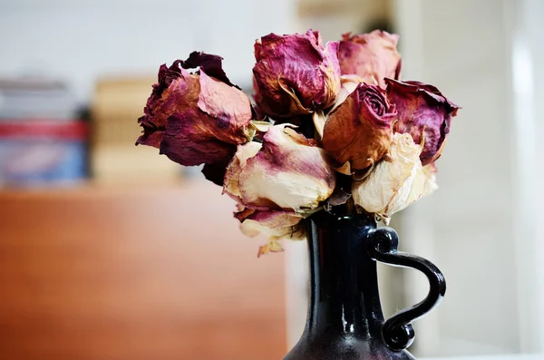 Bukett av torkade rosor i vas — Stockfoto