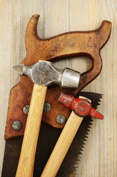 Dos martillo y sierra vieja — Foto de Stock