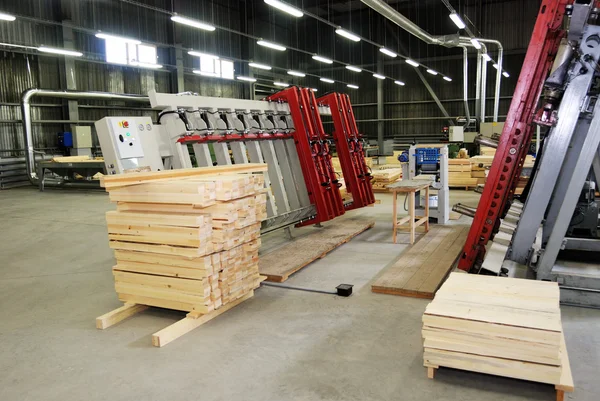 Herstellung von Holzfenstern in der Fabrik — Stockfoto