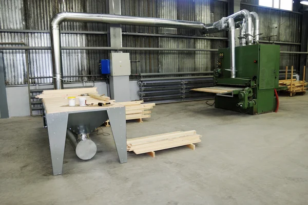 Maken van houten ramen in de fabriek — Stockfoto