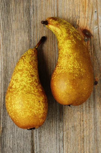 Twee verse peren op een houten achtergrond — Stockfoto