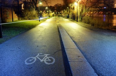 Bisiklet yolu park gece şehir, helsinki