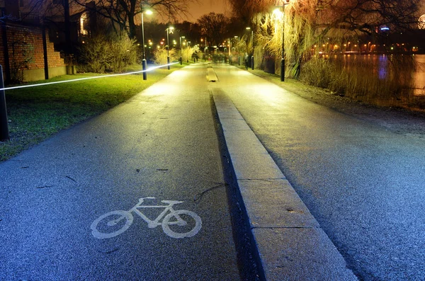 Carril bici en el parque de la ciudad de noche, Helsinki —  Fotos de Stock