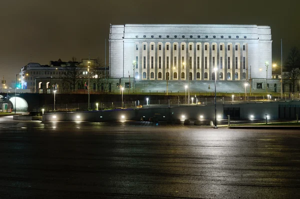Здание парламента Финляндии ночью — стоковое фото