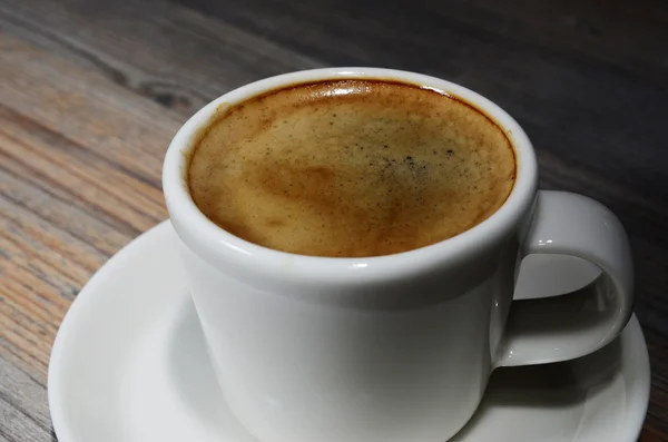 Kopje espresso koffie op een houten bord — Stockfoto