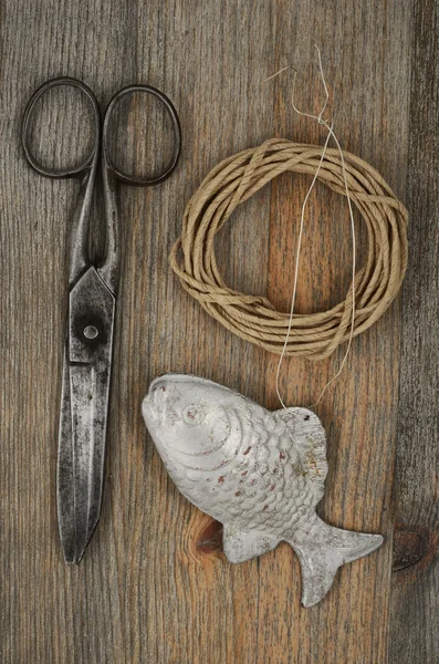 Staré nůžky, brýle, ryba a klec z balicí nitě — Stock fotografie