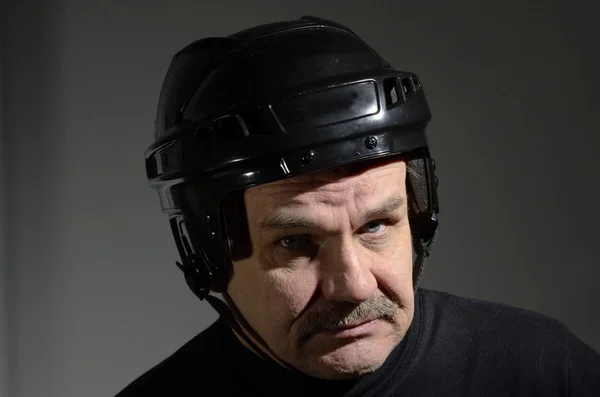 Porträt eines Seniors mit Eishockeyhelm — Stockfoto