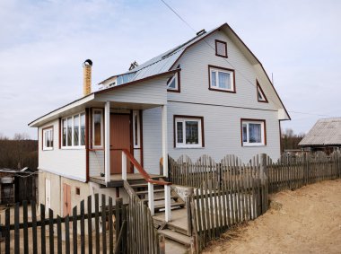 Kuzey Rusya'nın tipik yeni çiftlik evi 