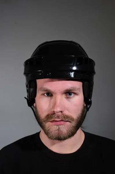 Portret van een jonge man in hockey helm — Stockfoto