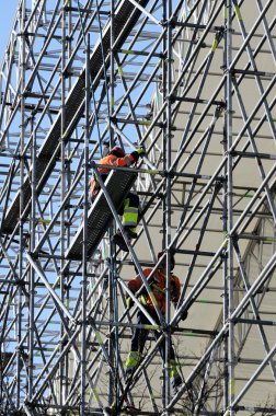 işçiler metal konstrüksiyon montajı 