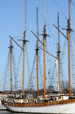 Mavi gökyüzü üzerinde ahşap yelkenli direği