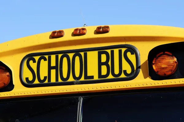 Egy sárga iskolabusz előtt. — Stock Fotó