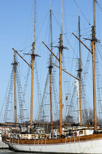 Wooden sailboat mast on blue sky — Stock Photo, Image