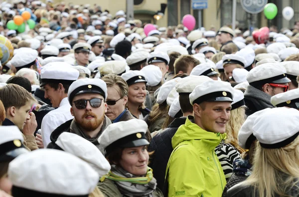 Celebrando Vappu (Noche de Walpurgis) en el centro de Helsinki 30 de abril de 2014, Finlandia —  Fotos de Stock