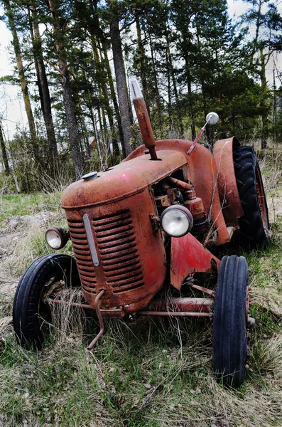 Öreg rozsdás traktor az erdőben — Stock Fotó