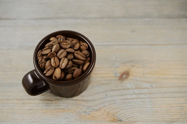 Kahve çekirdekleri ile kahverengi Kupası — Stok fotoğraf