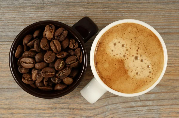 Zwei Tassen Kaffee und Bohnen — Stockfoto