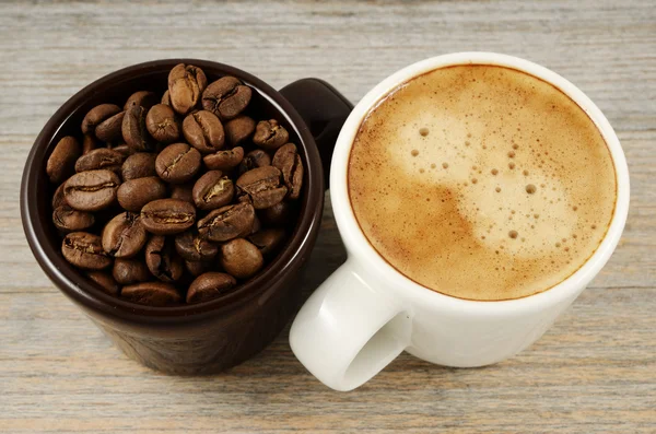 两杯咖啡和咖啡豆 — 图库照片