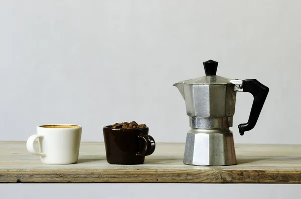 Iki bardak kahve, fasulye ve süzücü — Stok fotoğraf