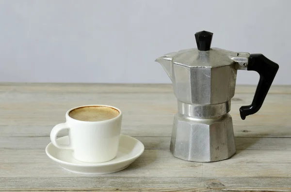 Tasse Kaffee und Perkolator — Stockfoto