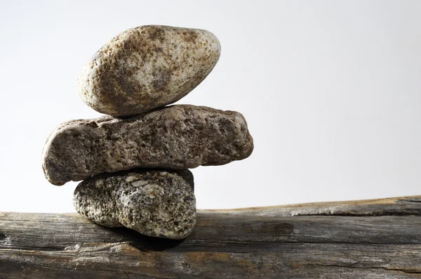 Три камня друг на друга — стоковое фото