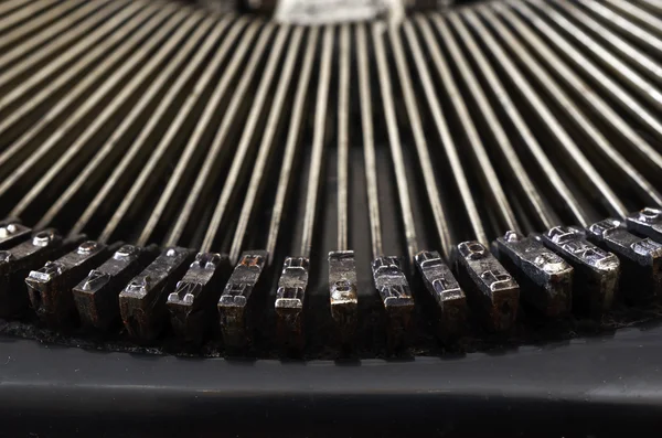 Teil einer tragbaren Schreibmaschine mit Buchstaben — Stockfoto