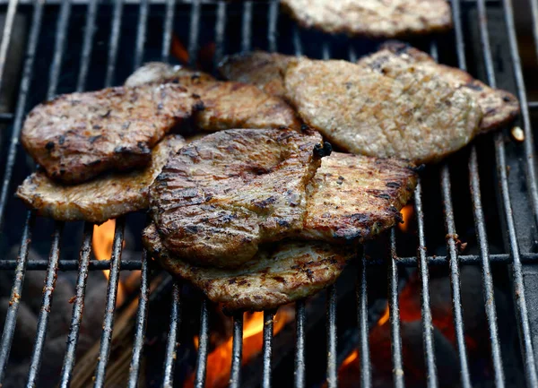 グリルで焼き肉の部分 — ストック写真