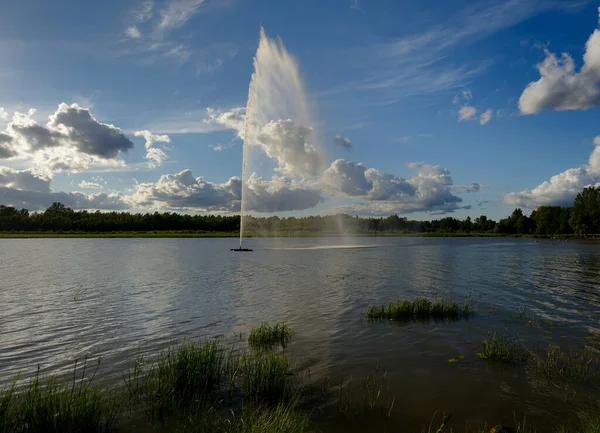 Fountain Lake Sunny Day Sky Clouds — Stock Photo, Image