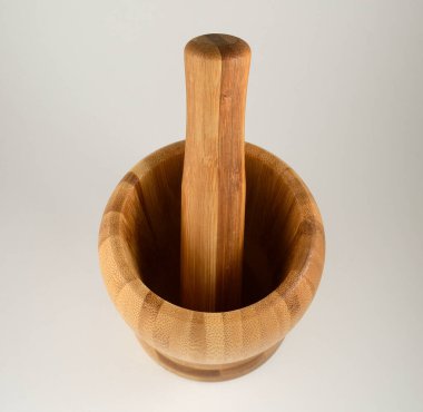 ahşap harç ve havaneli beyaz zemin üzerine