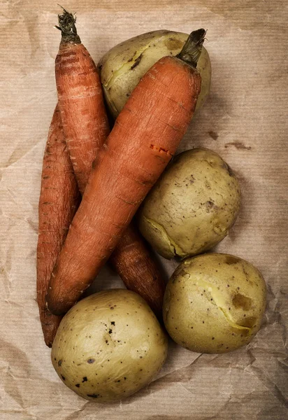 Вареная Картошка Морковь Сырой Коричневой Бумаге — стоковое фото
