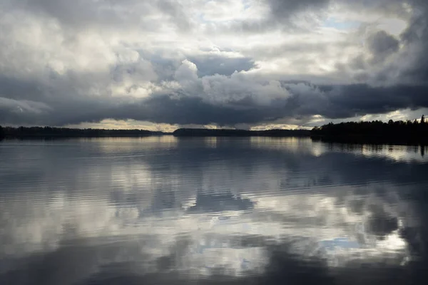 Dramatische Wolken Weerspiegeld Het Water Van Een Meer Finland — Stockfoto