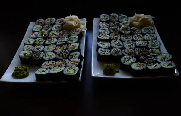 Sushi Ingwer Und Wasabi Auf Großen Tellern Vor Dunklem Hintergrund — Stockfoto