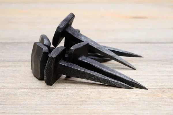 Железные Кованые Ногти Деревянном Фоне — стоковое фото