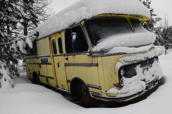 Starý Vinařský Autobus Pokrytý Sněhem Finsku — Stock fotografie