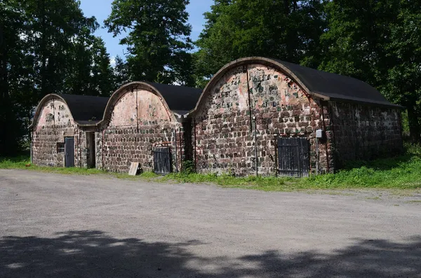 田舎の古い石の納屋が3つ — ストック写真