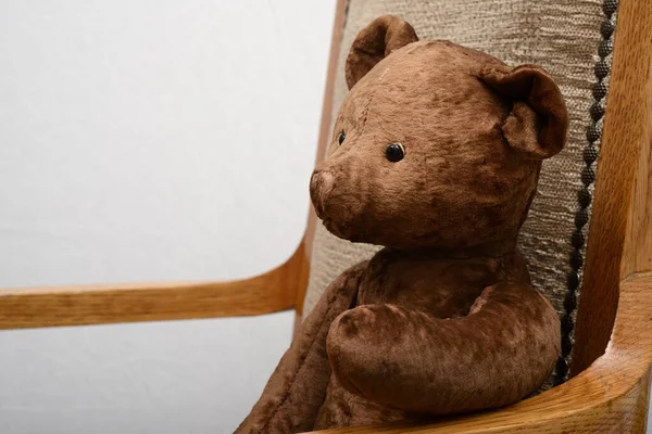 Urso Pelúcia Shabby Sentado Uma Velha Poltrona Vintage — Fotografia de Stock